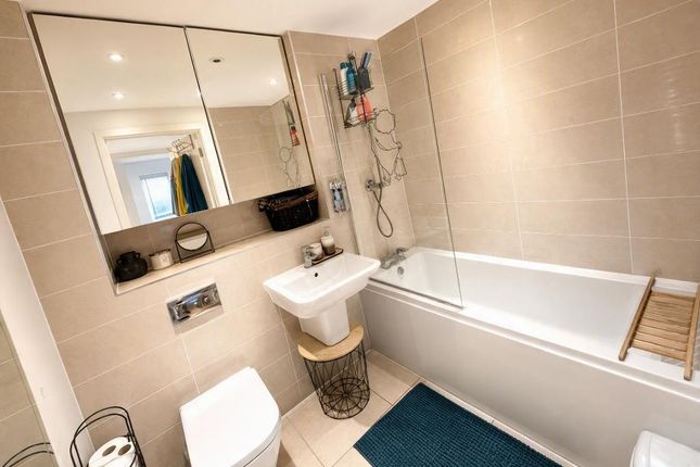 93, crossways, slough photo 4