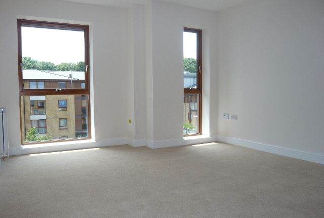 102 Rampling Court, Three Bridges photo 3