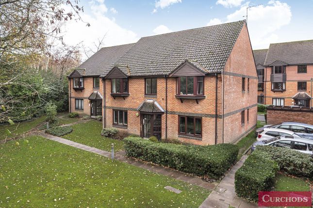 Flat for sale in Foxhills, Woking