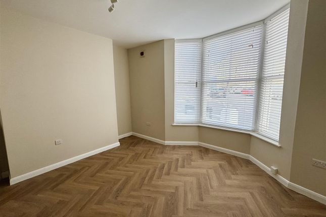 Flat 2, 23, New Queen Street, Scarborough photo 2