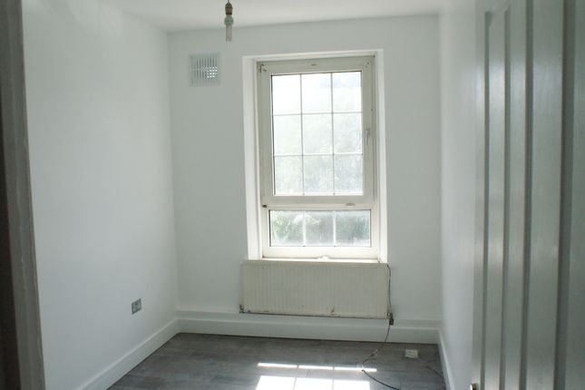133, Mountearl Gardens, London photo 2
