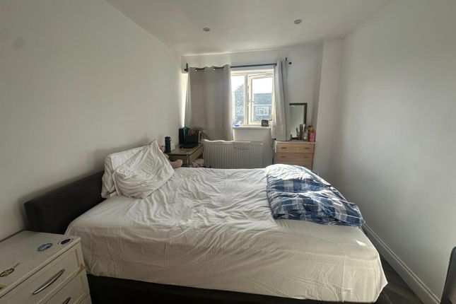 94, Grampian Way, Slough photo 4