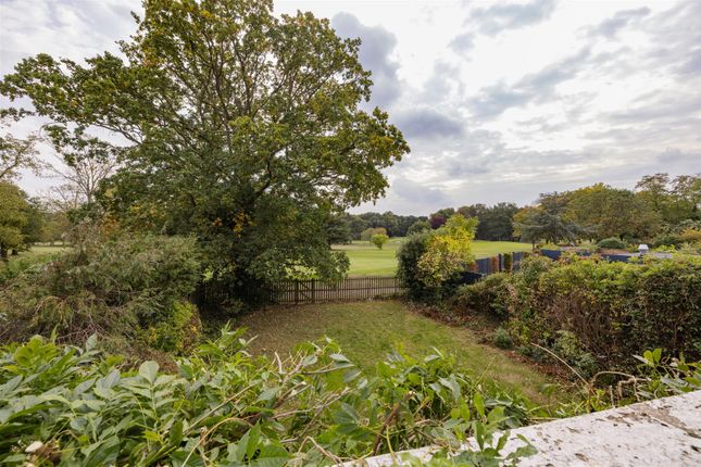 The Warren Drive, E11