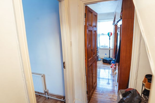 95a Pearcroft Road, London photo 3