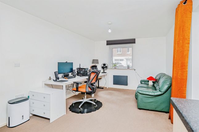273, Longacres, Bridgend photo 3