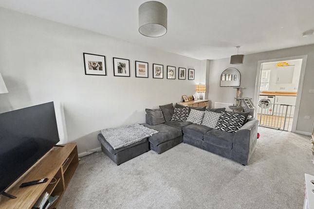 6, Fuller Close, Swindon photo 3
