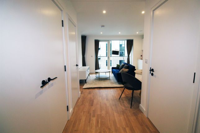 4 Greenleaf Walk, Southall photo 5