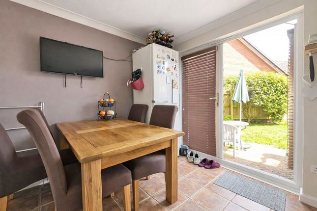 24 Berkeley Close, Gloucester photo 4