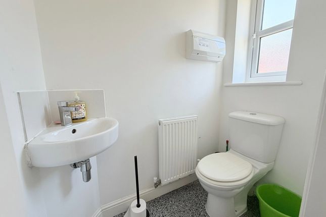 38, Rowan Crescent, Hyde photo 3