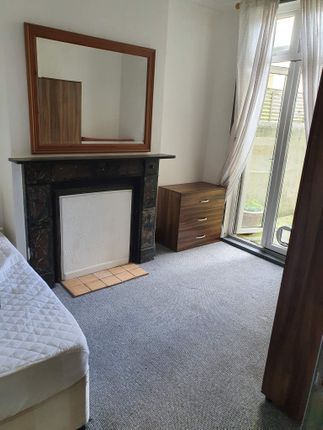 Room to rent in Victoria Avenue, Chard, Somerset