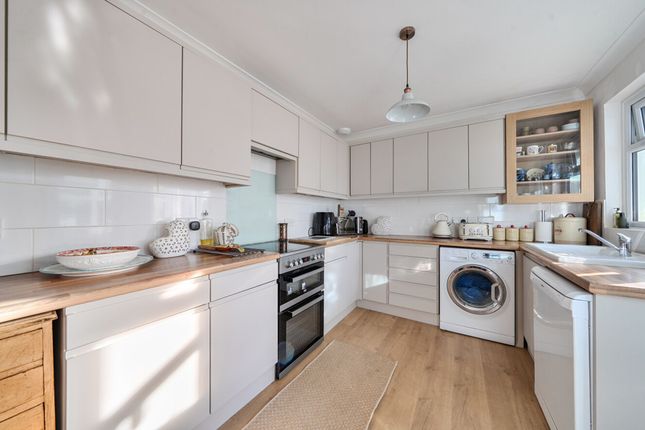 37 Thornden, Horsham photo 3