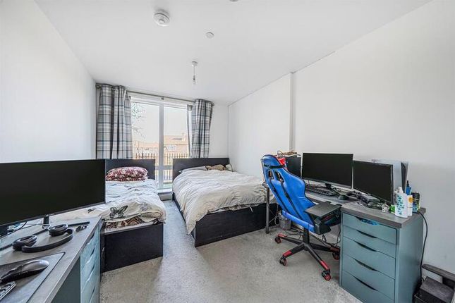 Oakwood Crescent, London, London photo 4