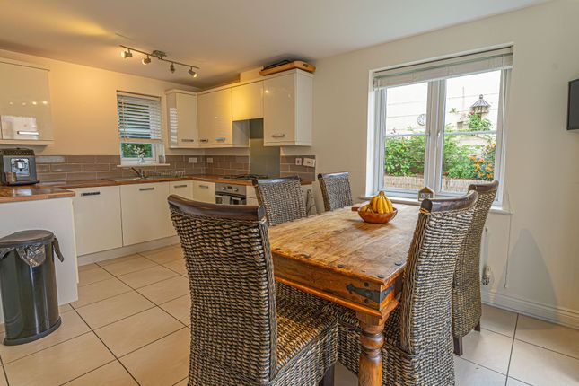 16 Roundbush Crescent, Caldicot photo 2