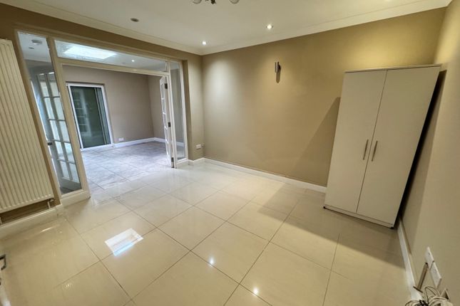 Manor Avenue, HOUNSLOW photo 2