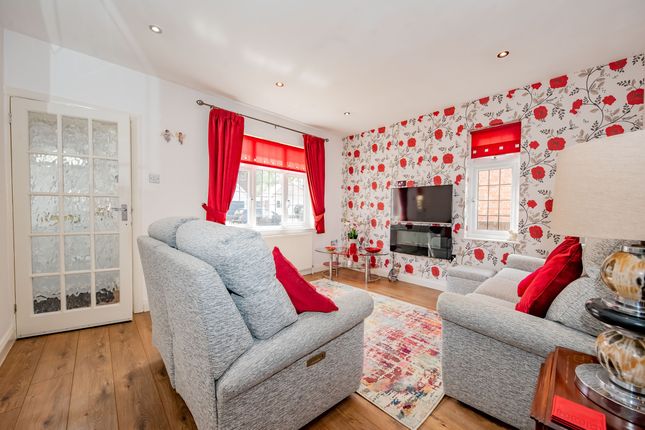 11 Sandhurst Road, Yateley photo 2