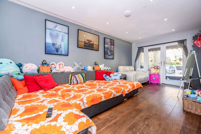 10, Brambling Close, Greenhithe photo 3