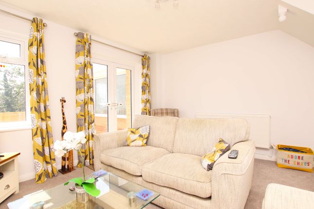 18, Clos Myddlyn, Beddau photo 3
