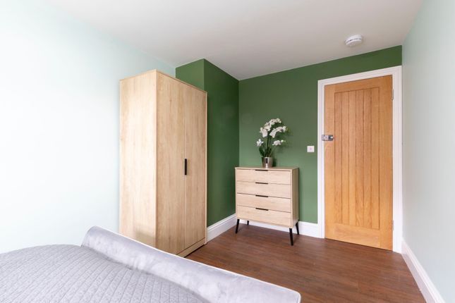 Room to rent in High Street, Cheltenham
