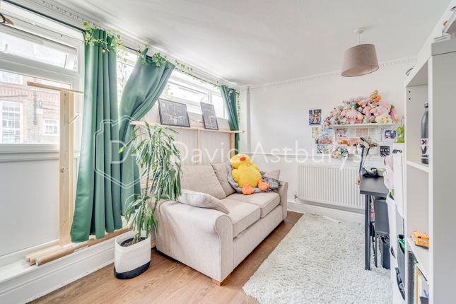 Maisonette to rent in Guerin Square, Mile End, London