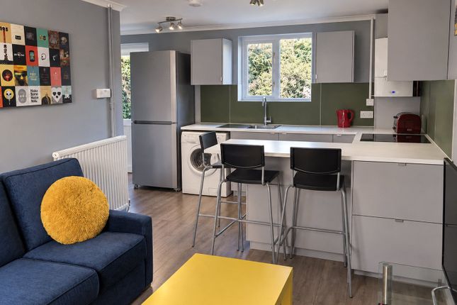 Room 3, 23, Howards Road, Woking photo 4