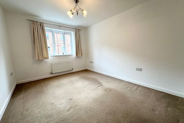 Flat to rent in Hawkes Way, Maidstone, Kent