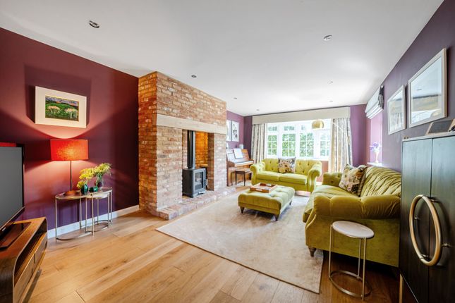 2, Red House Close, Knotty Green photo 2