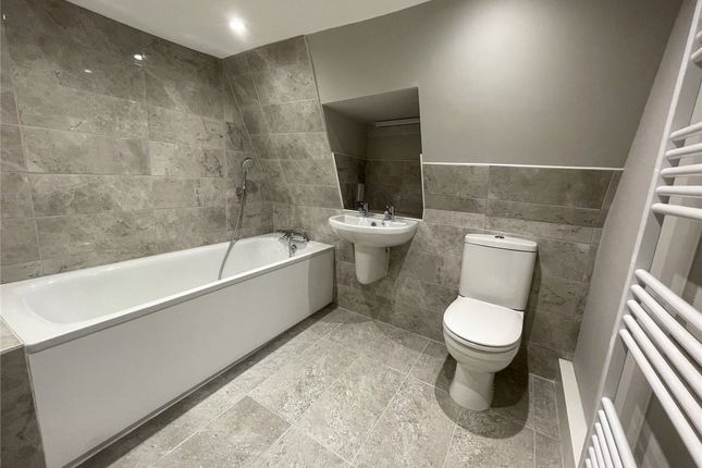 Flat 3, 5A, The Broadway, Berkshire photo 3