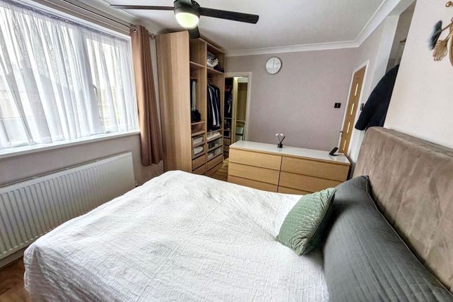 47, Ford Crescent, Newcastle upon Tyne photo 4