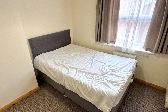Room 1, 12 Monson Street, Lincoln photo 2