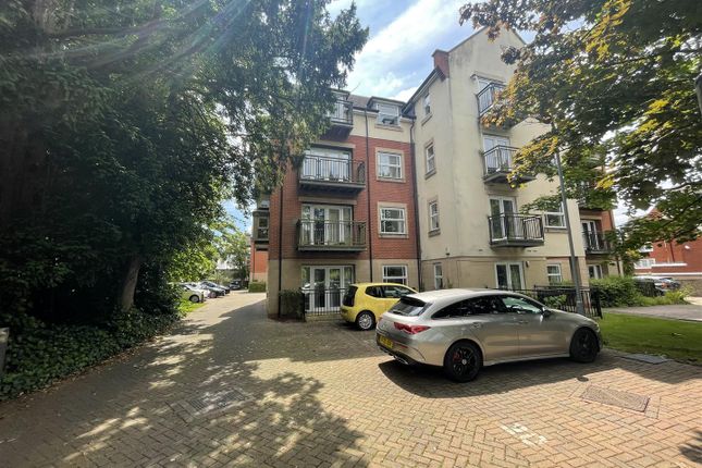 Flat for sale in Knighton Park Road, Stoneygate, Leicester