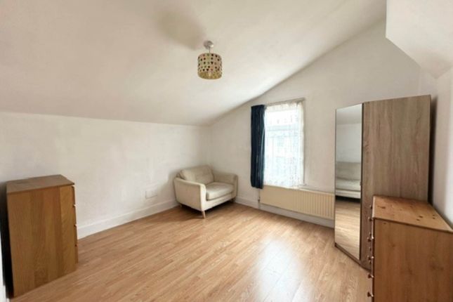 First Floor Flat, Crosby Road, London photo 4