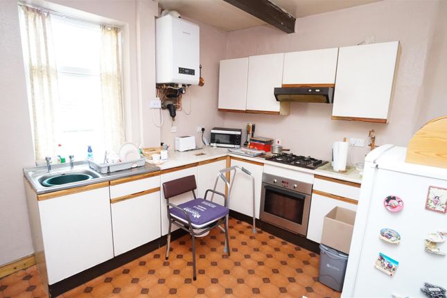 35, Holdsworth Square, Bradford photo 5