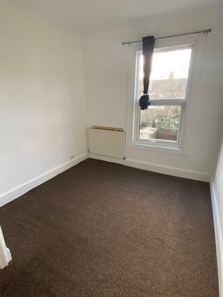 Thumbnail Flat to rent in Betchworth Road, Ilford, Essex