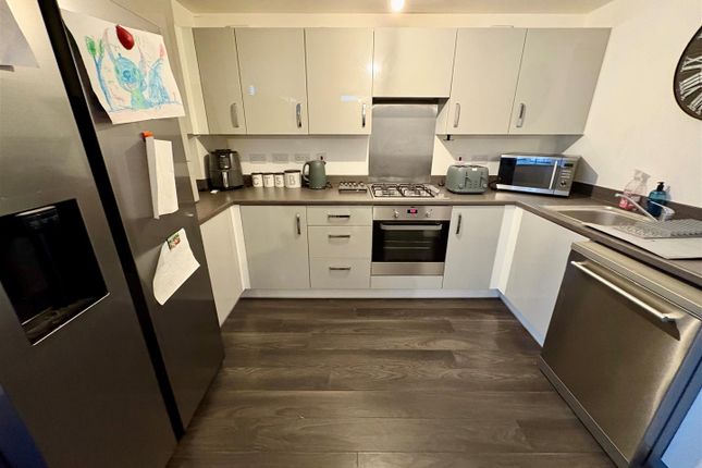 8, Heathfield Lane, Bradford photo 2