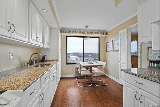 Town house for sale in 500 High Point Drive #811, Hartsdale, New York, United States Of America