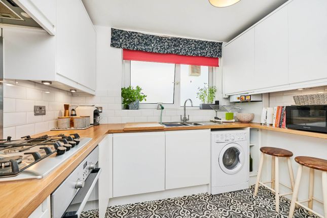 Flat for sale in Battersea High Street, London