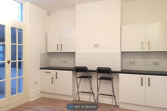 Room  Burrage Road, London photo 5
