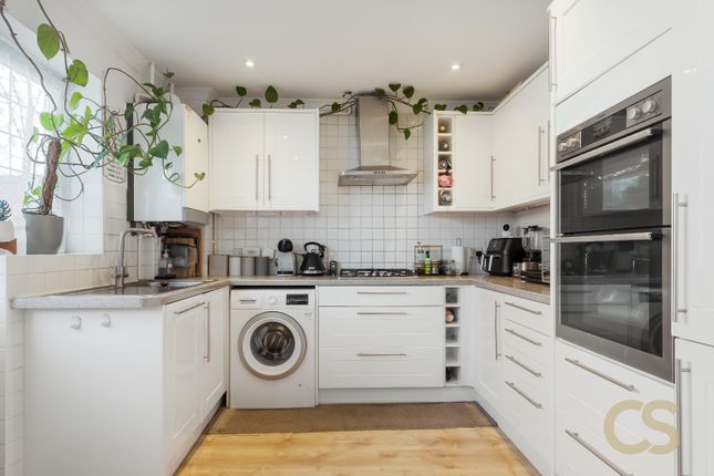 5 Leaforis Road, Cheshunt, Hertfordshire photo 4