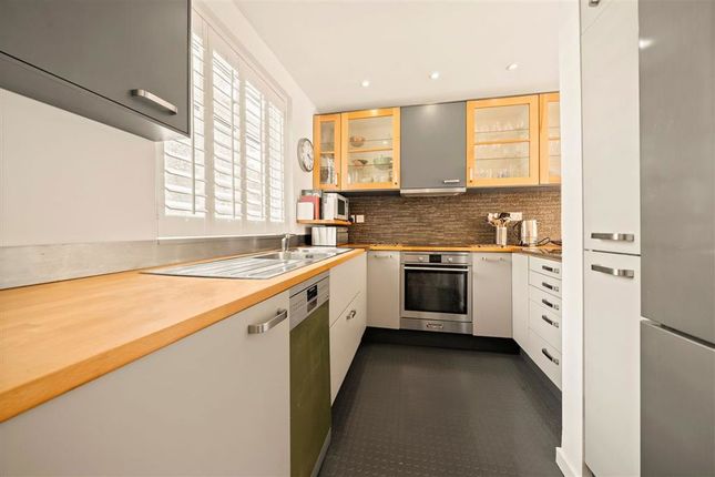 19, Allbrook Close, Teddington photo 4