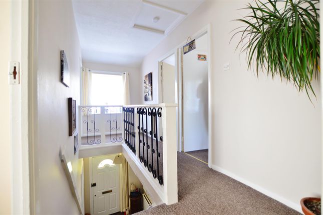 184, Long Readings Lane, Slough photo 4