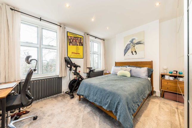 Flat to rent in Chiswick High Road, London