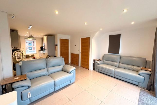 27 Boundary Way, Chesterfield photo 4