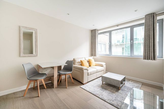 Flat to rent in Station Road, New Barnet, Barnet