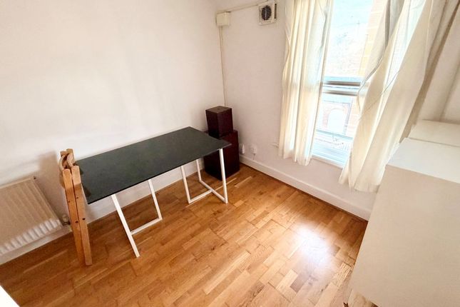 Flat 3, 117a, Merton Road, London photo 3