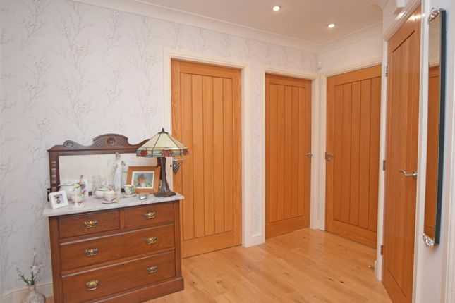 25, Summer Court, Abergele photo 4