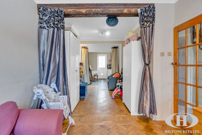 29, Bankside, Southall photo 3