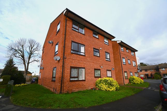 Thumbnail Flat for sale in Kimberley Close, Langley, Berkshire