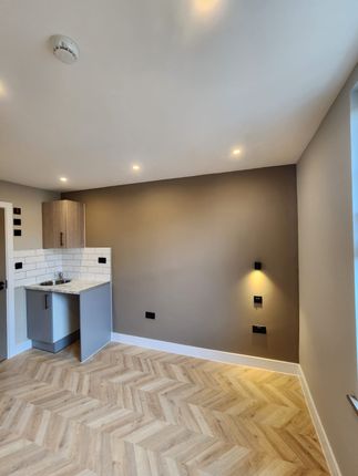 Flat 4, 11, Haycroft Road, SURBITON photo 2
