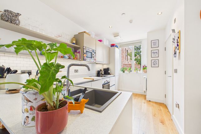 13, STERLING AVENUE, SALFORD photo 3