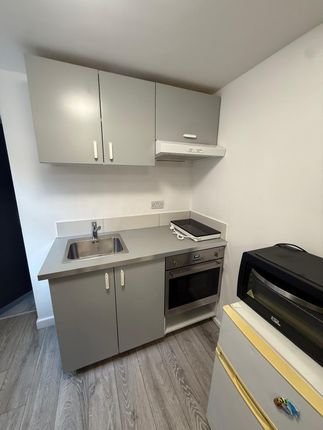 Studio flat on Whitehorse Road, Croydon, £30,000/mo